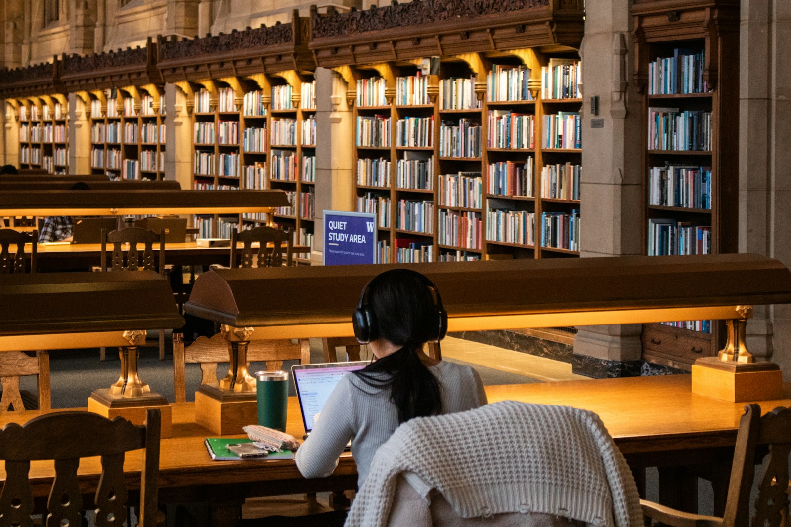 Studente al lavoro in biblioteca